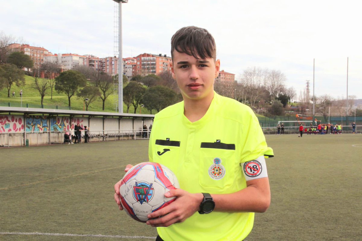 fvf_bff's tweet photo. Gaur hasi da sentsibilizazio-kanpaina, eta arbitro adingabeek besoko zuriak daramatzate, bai federatutako kategorietan, bai eskola-kategorietan.

Edozein indarkeria mota arbuiatzen dugu Bizkaiko futbol zelaietan. Hau ez da zure lekua ❌ https://t.co/J99V9uvzYX