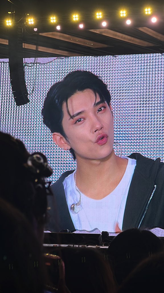 0526concerts's tweet photo. noot noot shua and his pretty eyeshadow https://t.co/3hnr14OxND