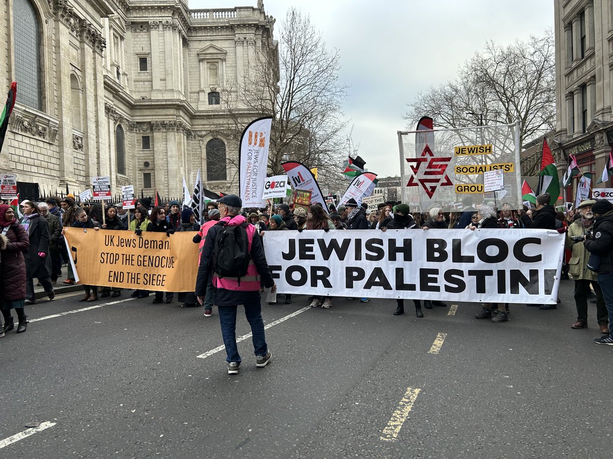 Huge Jewish Bloc on the Gaza demonstration. ⁦@JewishSocialist⁩ #JewsAgainstGenocide #JewsAgainstApartheid