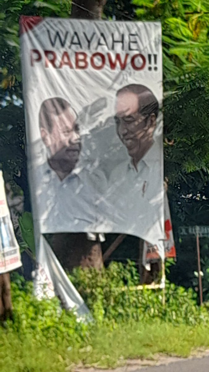 Pas makan siang di warung pinggir jln, nemu banner begitu. 'Wayahe Prabowo' Aku jd berfikir ternyata jabatan presiden layaknya jadwal ronda malam ya..