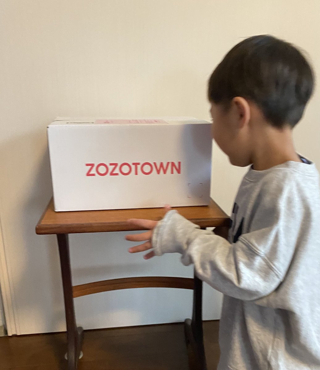 amadaco's tweet photo. #ZOZOSALE箱CP

玄関ドア開けて、わぁ！白箱やん！って思いたかったけど、インターホンのモニターで配達員さんが抱えてる時点でわかっちゃった😊
このドキドキ感だけでも楽しいなぁ！ https://t.co/i6WOZAi7ky