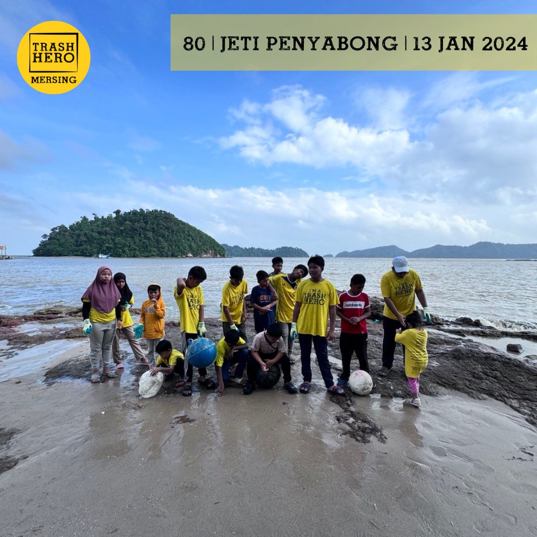 THMersing's tweet photo. Cleanup #80 hari ini di Pantai Penyabong. 
Jumlah Hero: 15, 13 #trashherokids 
Jumlah sampah: 49.3Kg

Lihatlah serpihan styrofoam ni, dari makroplastik akan jadi mikroplastik. 

#microplastic #cleanup https://t.co/SAZyKisMvy