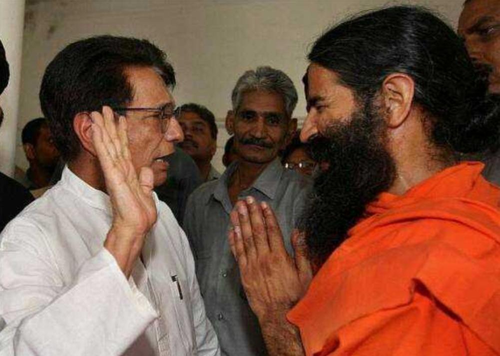 जाट देवता आशीर्वाद देते हुए नए-नए ब्राह्मण बाबा को
बहुत से भाई पूछ रहे थे जाटों को देवता क्यों कहा जाता है!
#बाबा_रामदेव_माफ़ी_मांगो
#Boycott_Patanjali