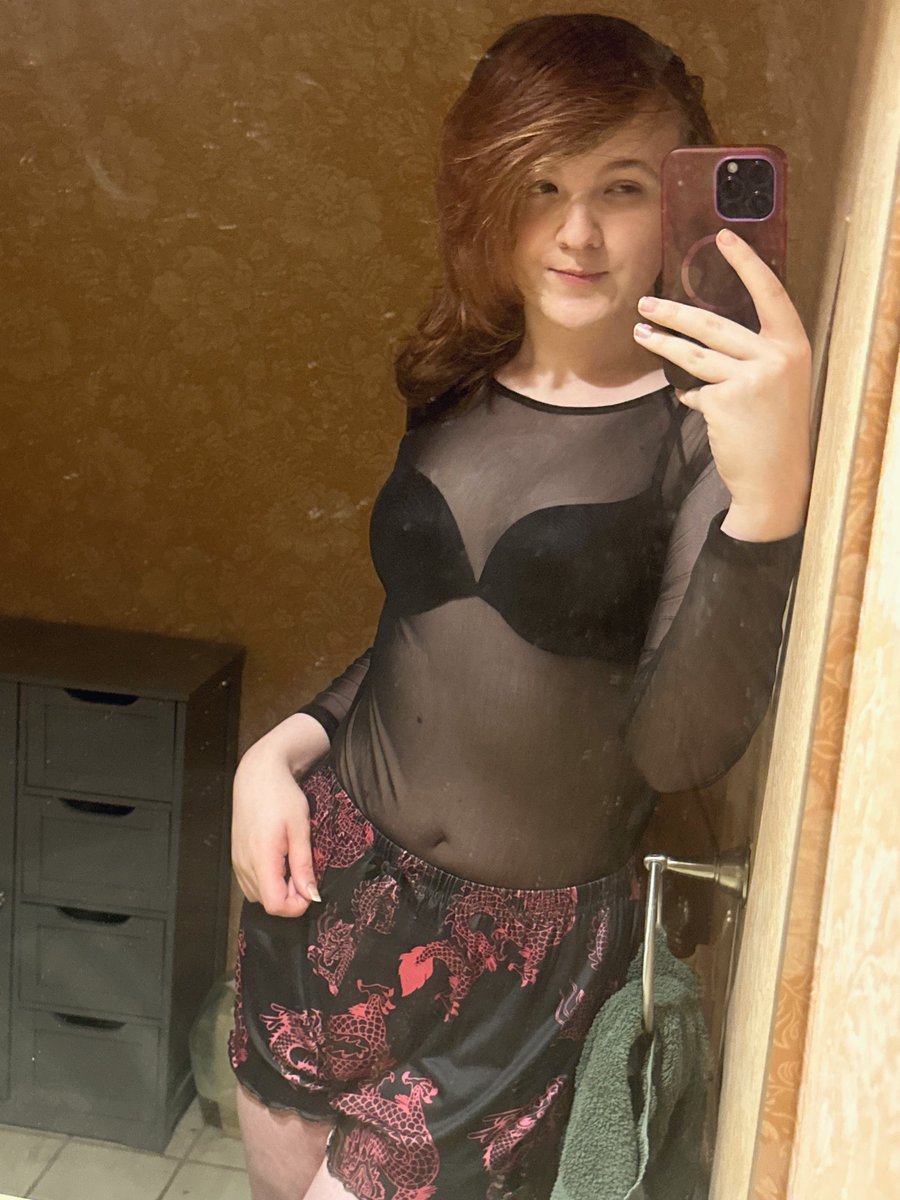 lilycrazed's tweet photo. would you date a girl like me? 🥺 https://t.co/zNy3vlbu0p