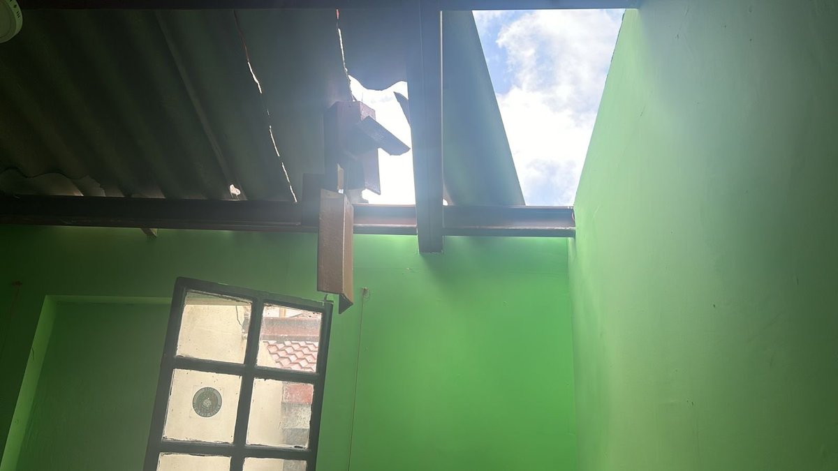 MunicipioCuenca's tweet photo. 🚨#AccionesInmediatas ll Se registra colapso de cubierta en calle Bocina, Miraflores. @Bomberos_Cuenca acude de inmediato.
❌ No está relacionado con violencia si no a daños estructurales
🔴 @RiesgosCuenca evaluando
ℹ️Solicitamos #informarse a través de los #CanalesOficiales https://t.co/mYOnHYZyI4