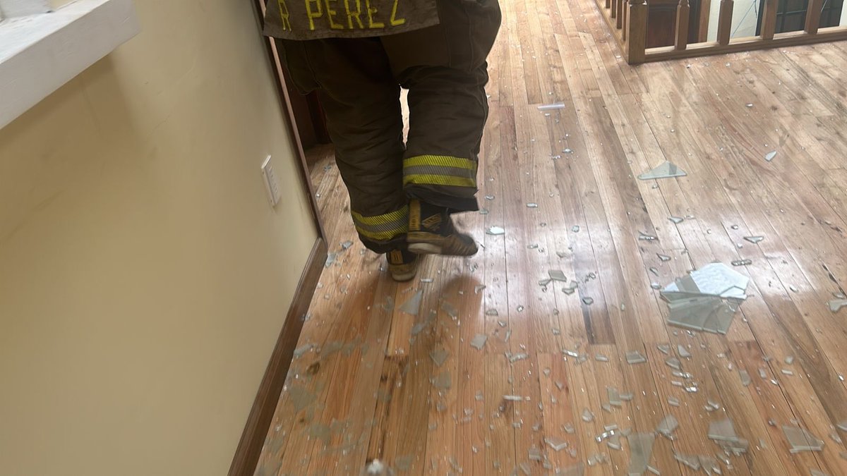 MunicipioCuenca's tweet photo. 🚨#AccionesInmediatas ll Se registra colapso de cubierta en calle Bocina, Miraflores. @Bomberos_Cuenca acude de inmediato.
❌ No está relacionado con violencia si no a daños estructurales
🔴 @RiesgosCuenca evaluando
ℹ️Solicitamos #informarse a través de los #CanalesOficiales https://t.co/mYOnHYZyI4