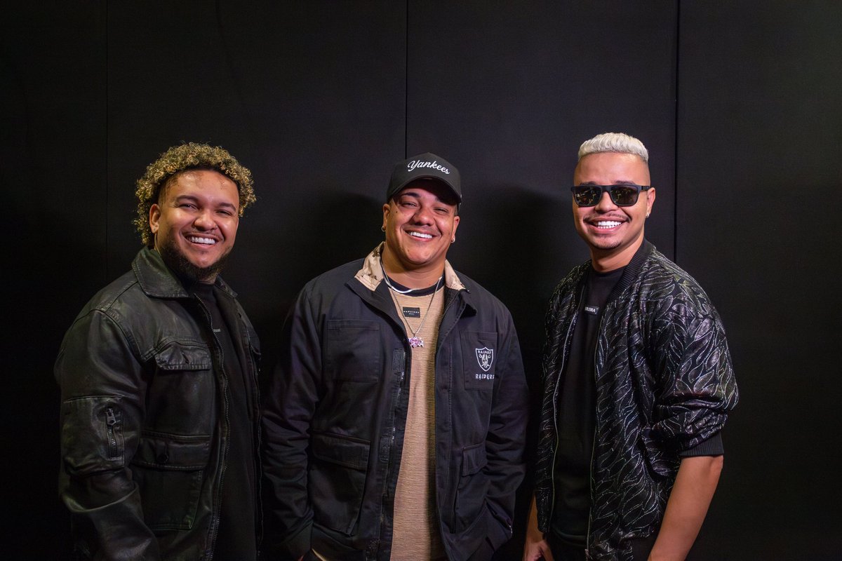 radiofmodia's tweet image. Tem alguém ansioso pro lançamento de “A partir de Agora”, a nova música do #Trilogia? 👀

Enquanto o dia 19/01 não chega, pega só esses cliques #exclusivos da nova formação!📸

Faça o pré-save e concorra a um pocket show: onerpm.link/800194224599 ☑️