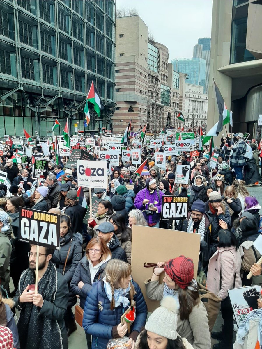 PPU members are on the march today in central London, raising our voices for a #CeasefireNOW! Huge, inspiring turnout calling for an end to the destruction & bloodshed #Gaza_Genocide And can’t quite believe we now also have to call on our government to #StopBombingYemen