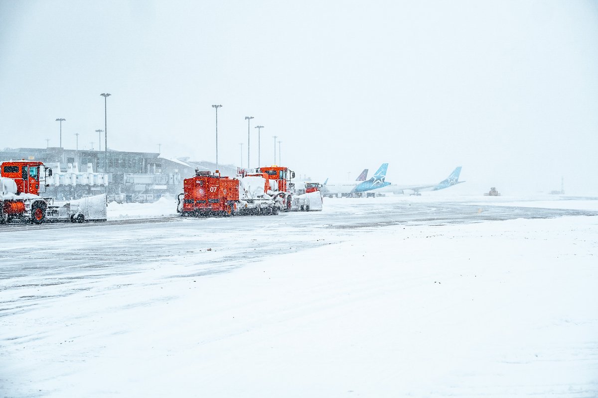 yulaeroport's tweet photo. Un nouveau système dépressionnaire se déplace vers Montréal de samedi à dimanche. Les précipitations attendues pourraient avoir un impact sur l’horaire des vols et vos déplacements. Vérifier l’état de votre vol auprès de votre compagnie aérienne, avant de vous déplacer à YUL, et prévoyez vos déplacements vers et depuis l'aéroport.