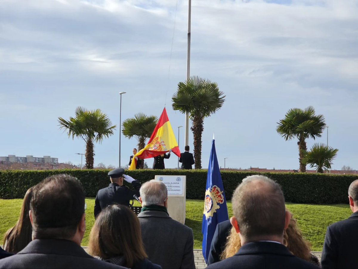 Sara_SimonA's tweet photo. 👮🏻‍♀🇪🇸Celebramos el bicentenario de la @policia con orgullo y agradecimiento. Sin seguridad no hay ni libertad ni derechos; no hay democracia. Quiero destacar especialmente su labor en la lucha contra la violencia machista y en la protección de las mujeres que la sufren. https://t.co/YGax5LcF4P