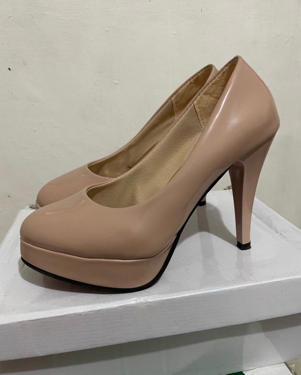 9901cart's tweet photo. @kuromicyj wts lfb ph

nude stiletto high heels
- ₱180
- only used once
- size 36
- may slight dumi (see 2nd pic)

dm @kuromicyj to claim https://t.co/SsrIequnJF