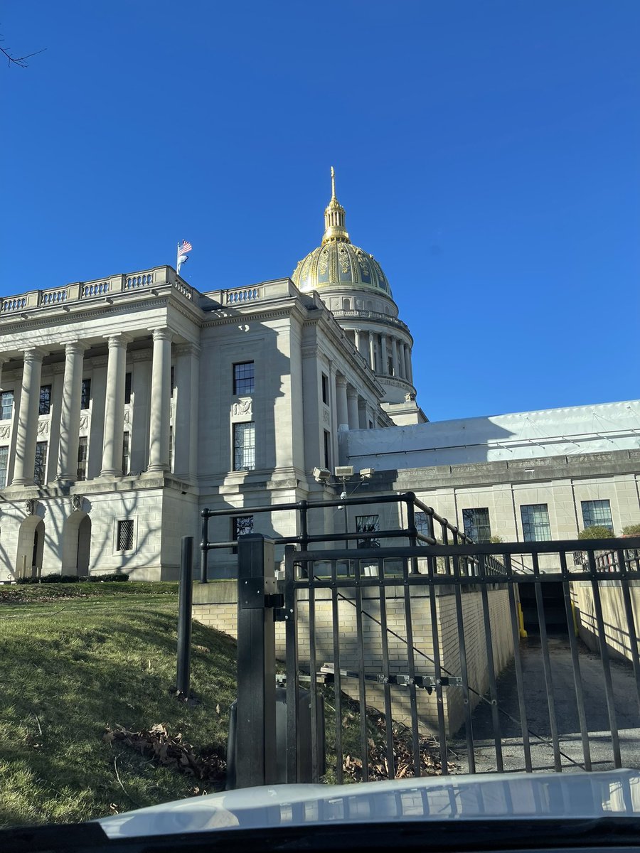 LeftysPlaceWV's tweet photo. Lefty’s - Capital City crew cranked out 72 pizzas for a catering at the Capitol earlier this week. https://t.co/Go8XDVgbck