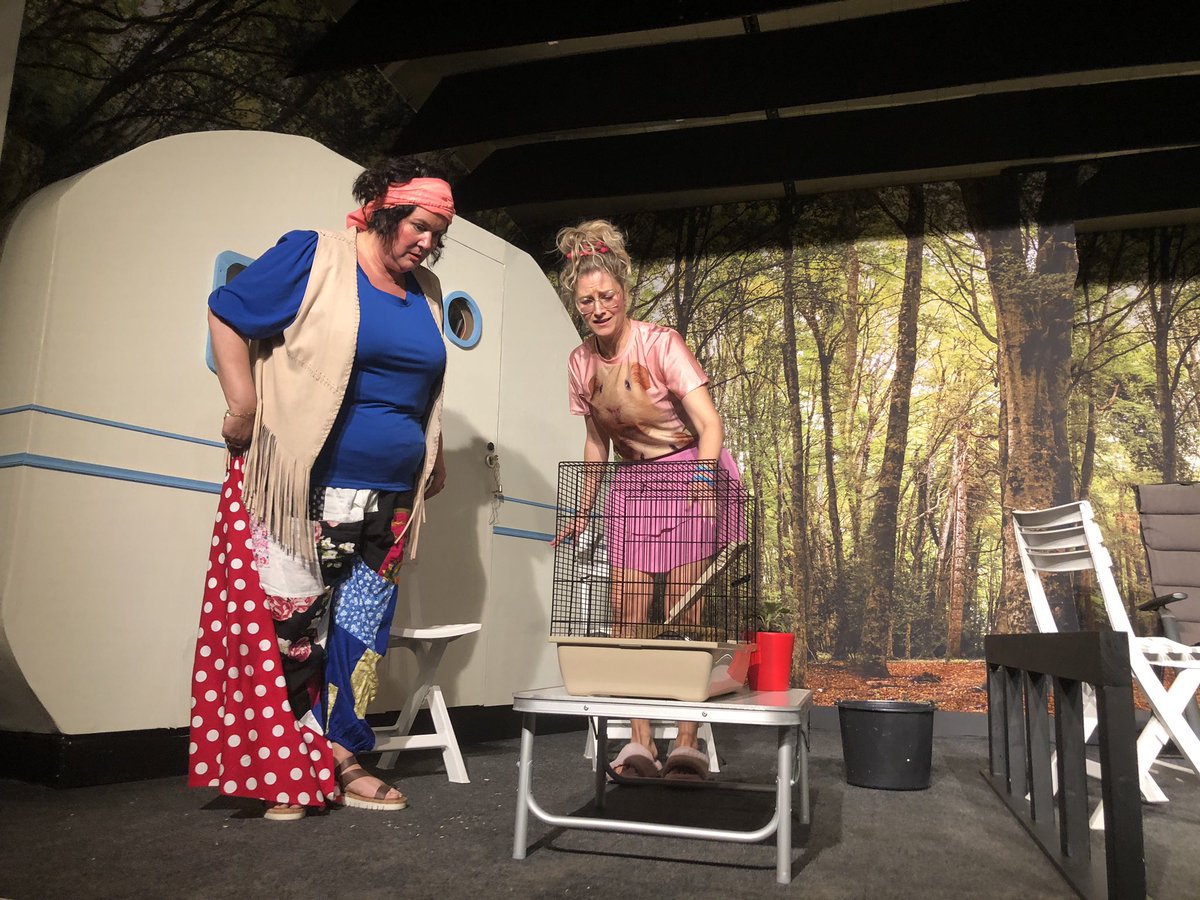Kleppermenneke's tweet photo. Dat was weer een gezellig avondje, genieten van de voorstelling “ ‘t is BINGO op de camping, gespeeld door toneelvereniging “In de Kèkert” uit Esbeek. 
#Esbeek https://t.co/iRM9AbsoKb