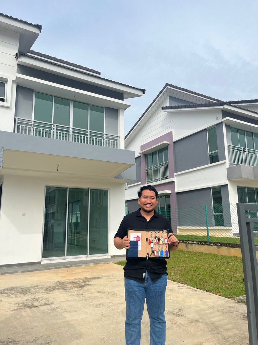 mdfvkri's tweet photo. UPDATE: 

Yeayyy! dah dapat kunci rumah 😭🥰 https://t.co/c0c690LUYt