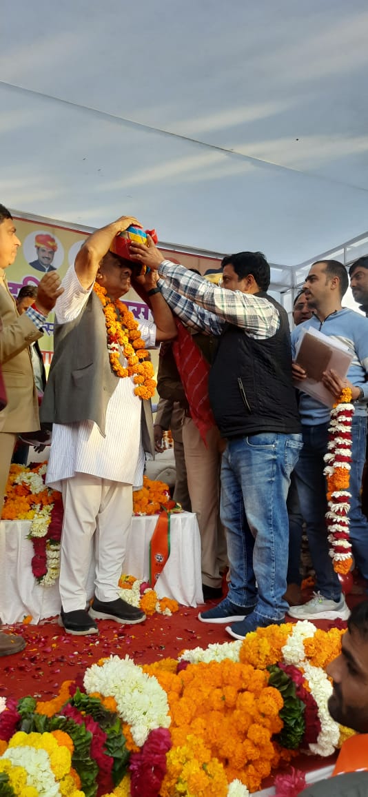 deora10701's tweet photo. माननीय श्रीमान गजेंद्र सिंह खींवसर, चिकित्सा एवं स्वास्थ्य मंत्री, राजस्थान सरकार द्वारा कार्यग्रहण करने के पश्चात प्रथम बार जोधपुर पधारने पर ARLTKS जिला जोधपुर की तरफ से सर्किट हाऊस में कार्यक्रम के दौरान साफा पहनाकर एवं माल्यार्पण कर हार्दिक स्वागत एवं अभिनंदन किया गया। https://t.co/ze14sXJUQh