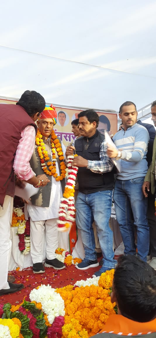 deora10701's tweet photo. माननीय मंत्री जी के स्वागत के दौरान श्री लक्ष्मण, श्री शेर सिंह, श्री अंकित परिहार, श्री मूलाराम चौधरी, श्री गोपाल, श्री लक्ष्मण सिंह सोलंकी, श्री पंकज सांखला सहित अन्य साथी उपस्थित थे। https://t.co/EazlZTSk0j
