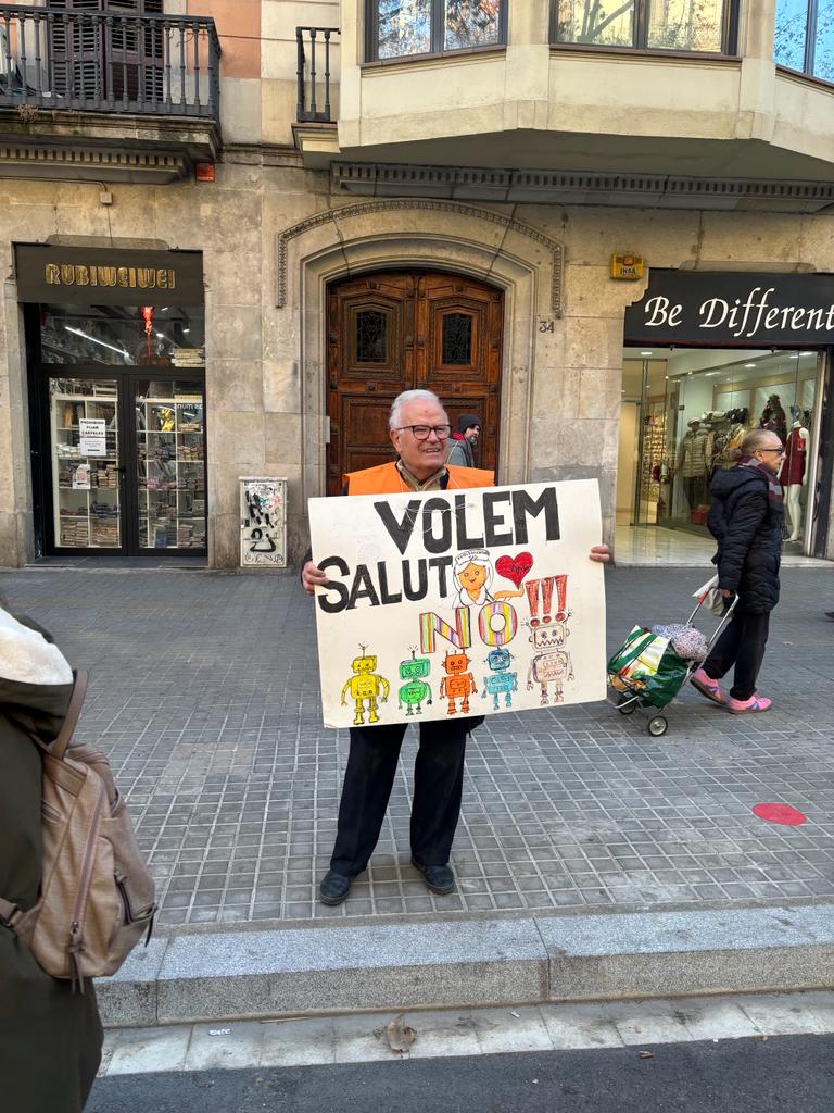 Srs d'<a href="/Esquerra_ERC/">Esquerra Republicana</a>, com viuen al seu món ideal ultraliberal, els hi tradueixo la pancarta:
Els avis necesiten companyia i amor.
O sigui que els seus robots ja se'ls poden confitar i gastar els cèntims en treballadores socials.
#infermeresdiemprou <a href="/AMLopezDelgado/">Ana</a> <a href="/CatInfermeres/">Infermeres de Catalunya</a>