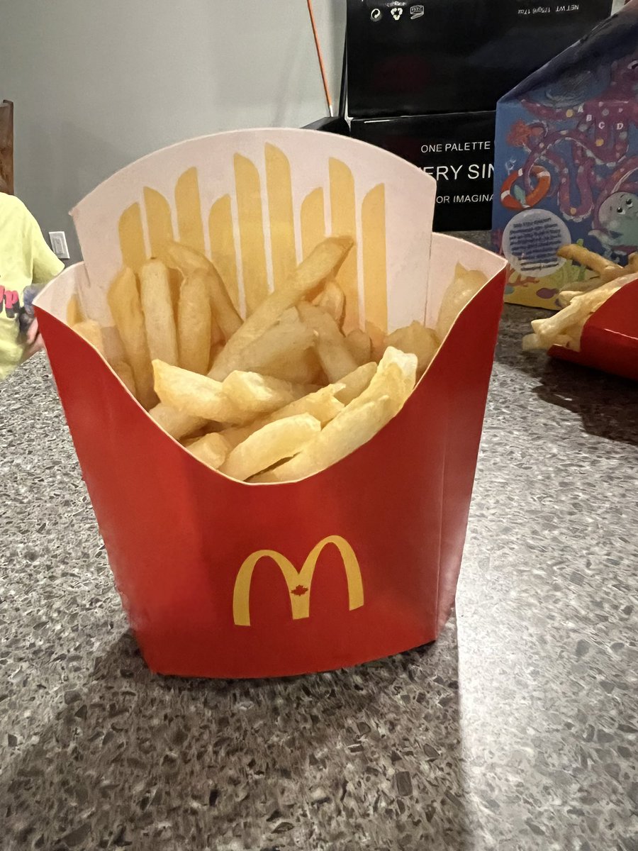 markbennett241's tweet photo. @McDonaldsCanada your halifax location located in spryfield is an absolute joke you call this a medium fries and get 3 packs of mcchicken sauce for 4 orders of fries https://t.co/tYt1hs8VWI