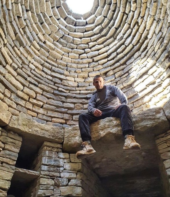 Job Wheatley is a specialist in ancient monument stonework who is on a mission to bring world class monuments to Zimbabwe. He has built 6 of the UKs modern longbarrows and is on a mission to bring world class monuments to Zimbabwe.

Find out more:    dandaro.online/2024/01/13/who…