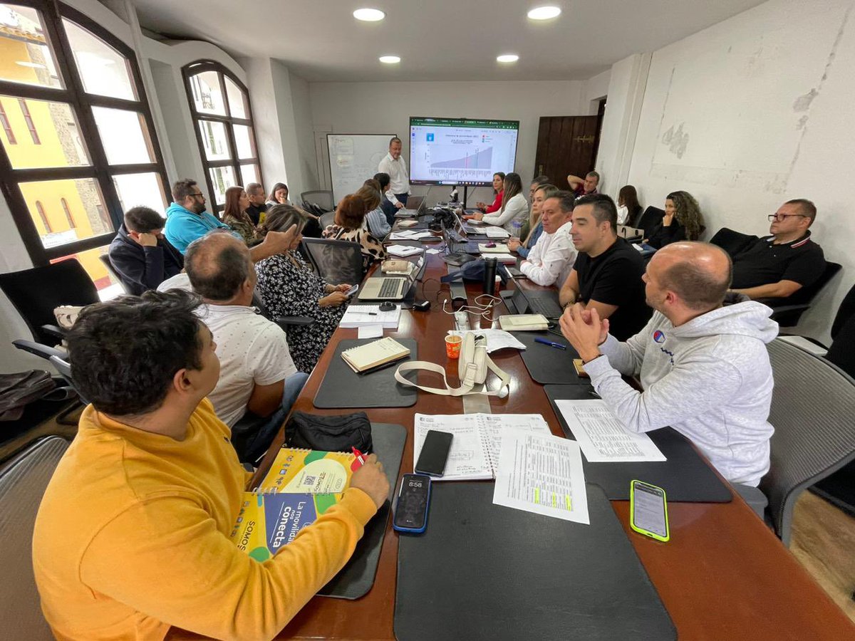 AlcRionegro's tweet photo. Desde muy temprano nuestro alcalde @jorgerivasu reunió al equipo de gobierno, para emprender acciones para la construcción del Plan de Desarrollo, Rionegro Ciudad del Bienestar 2024-2027 ✍️💚 https://t.co/fRuRvlq4X8