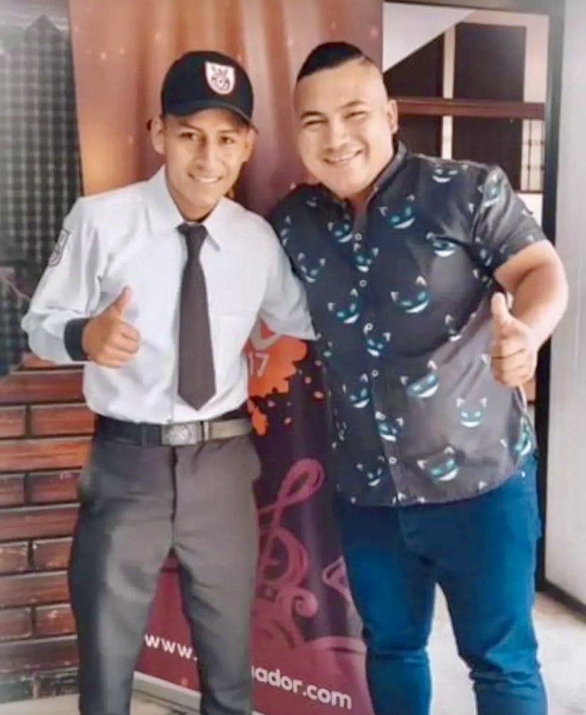 SbastienMlires1's tweet image. “El heroísmo siente y no razona nunca; por eso siempre está en lo justo.”

🇪🇨El guardia Dayvi Franco (20) y el transportista Daniel Medina (28) salvaron vidas en medio de un Ecuador convulsionado. Sus sonrisas simbolizan la esperanza de un país que se está levantando.