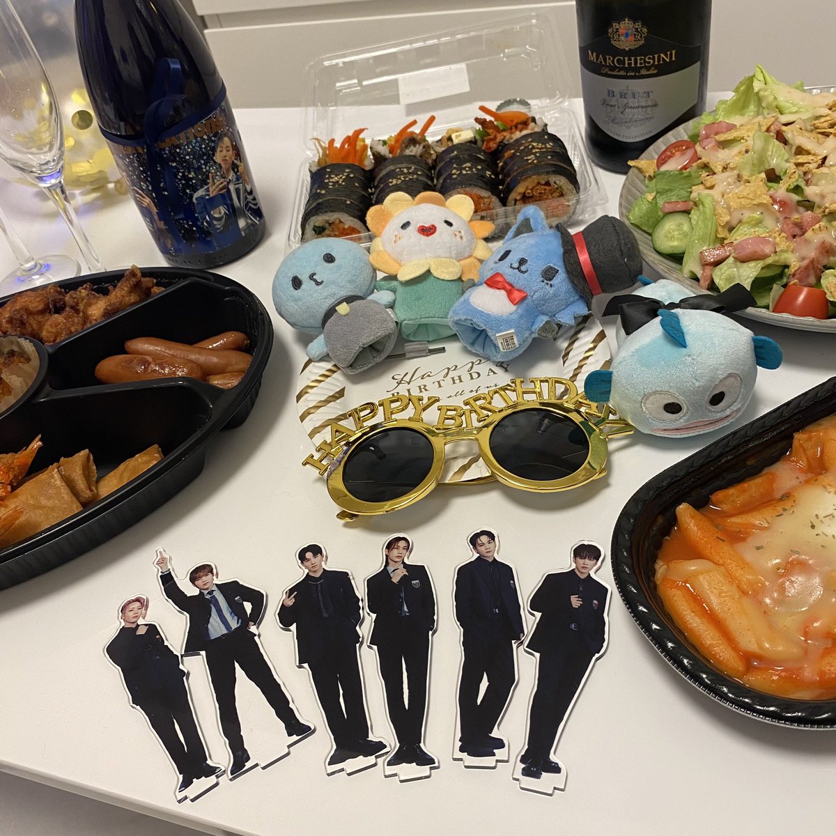 maimaimai149973's tweet photo. ちゃみずきがお祝いしてくれました😭🩵💙飾り付けもケーキもごはんもプレゼントも全部最高で本当にありがとう🥹🥹🥹💖💖💖いろんなとこにけいごくんとりーくんがいて多幸感半端ないです🥹ふたりのことだいすき!!!!いい1年にする☺️💖

@xxx04mexxx  @chamini_1010 https://t.co/wOPd2H3XfN
