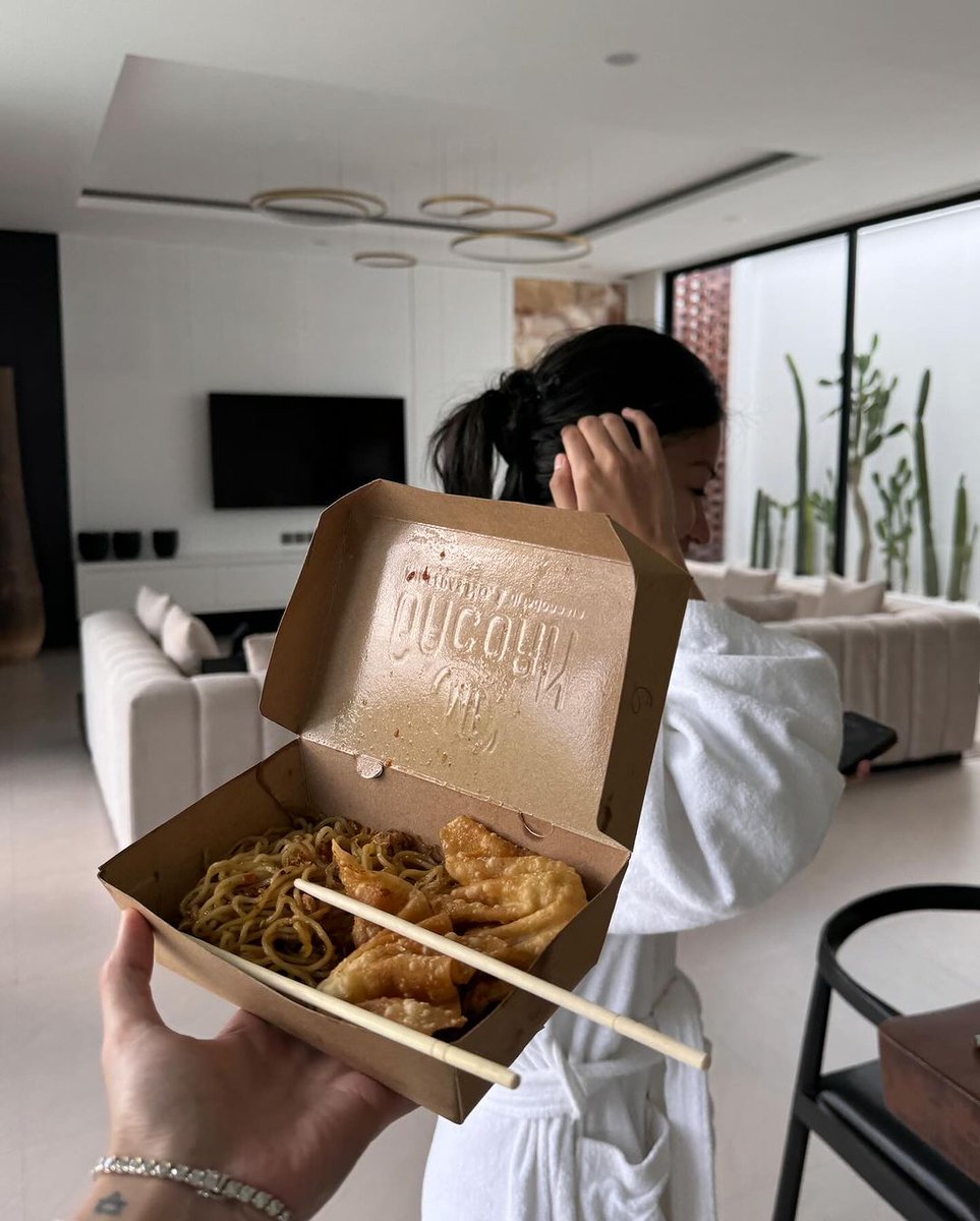 jnkcolev's tweet photo. why this is so jowa coded? lol https://t.co/T7WPLntpNz