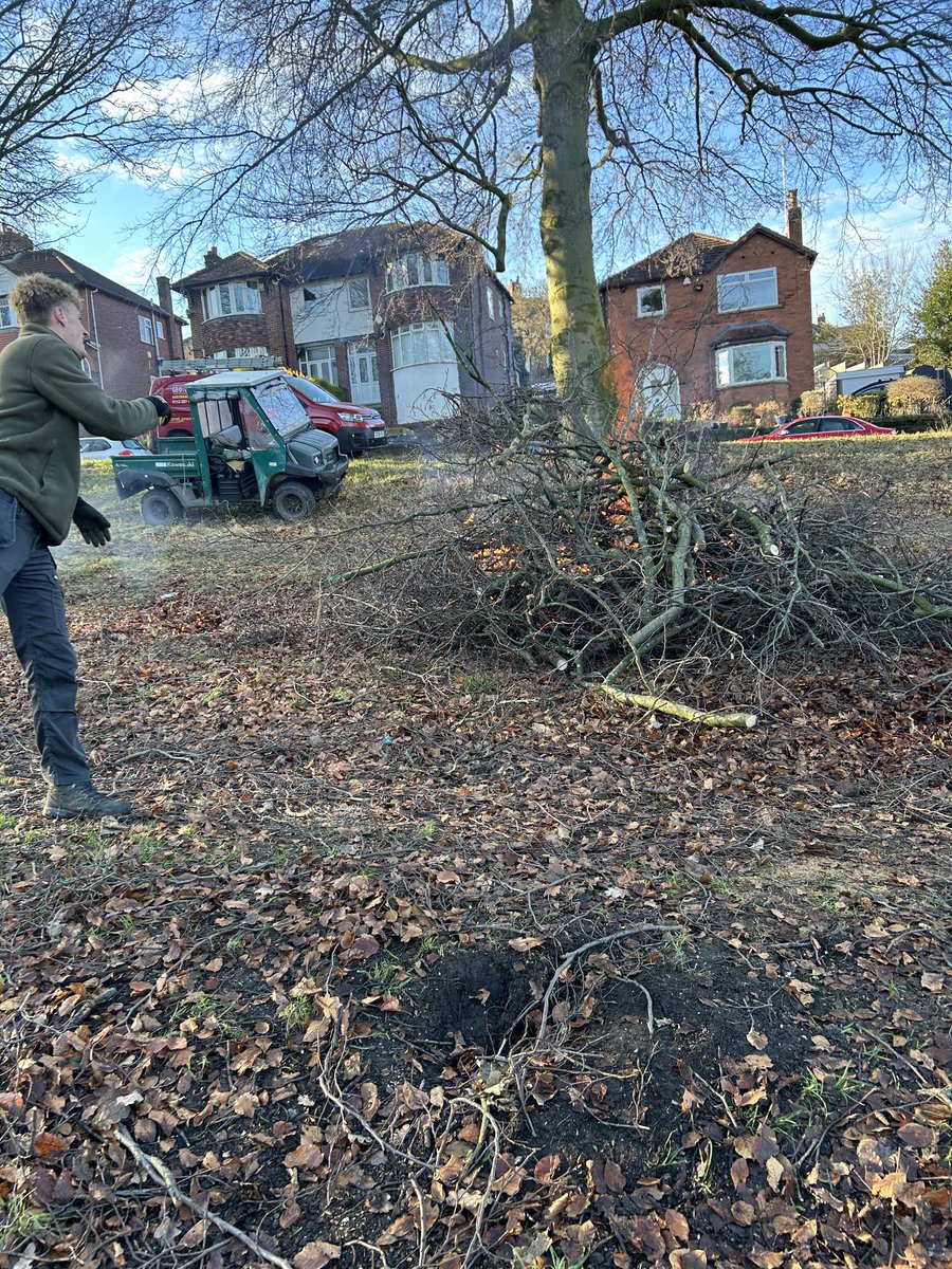 dukeofbeeston's tweet photo. ⁦@gottsparkgolf⁩ picking up a few twigs that are making the place untidy 👍 #community #golf #trees 🌳🪓🔥 https://t.co/9Y86lJ1rwV