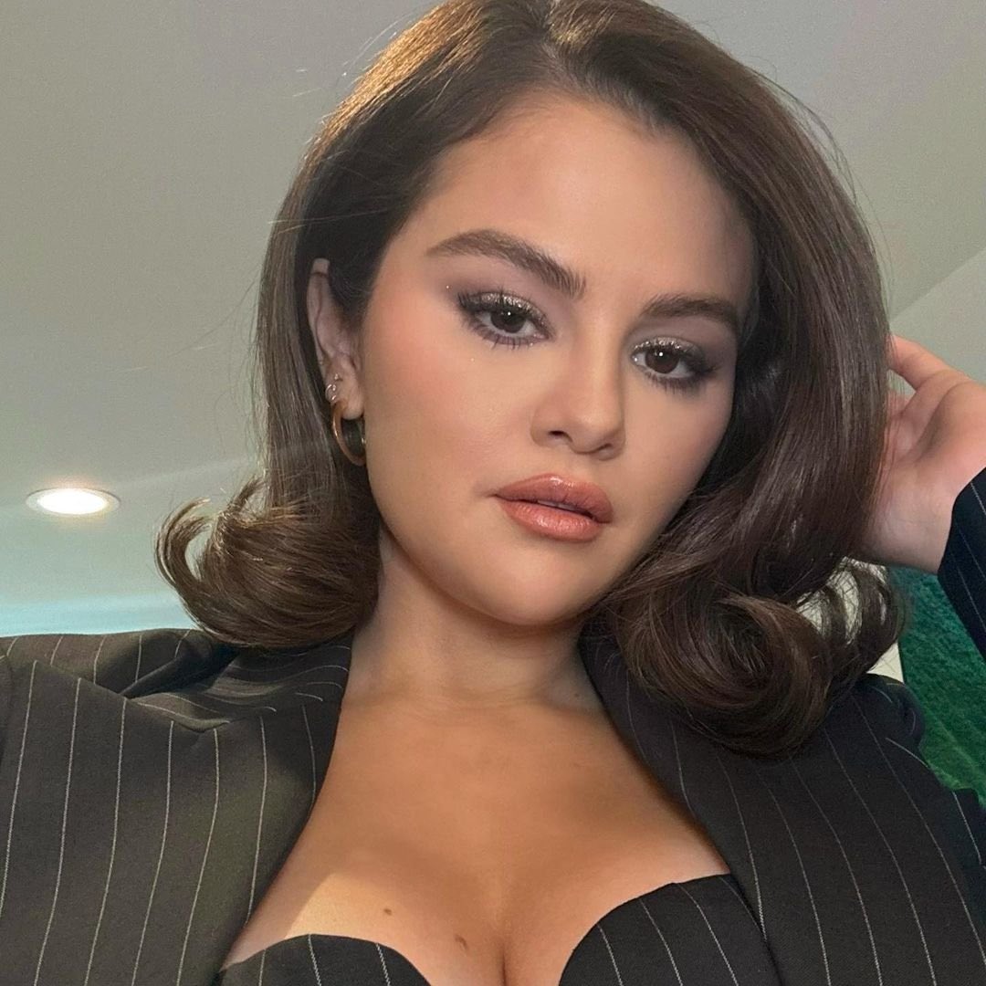 imagesgomez's tweet photo. selena gomez’s beauty is out of the this world https://t.co/wEZOe0b1JE