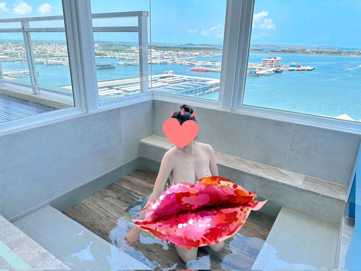 moandjan's tweet photo. 我覺得窗外風景很美
而老公卻只專注我的美

一杯好茶、半瓶美酒
一件浴袍、一部手機

就能讓這個午後回憶存在腦子裏半個世紀，這是多划算的投報率呀~ https://t.co/232g7DAgoD