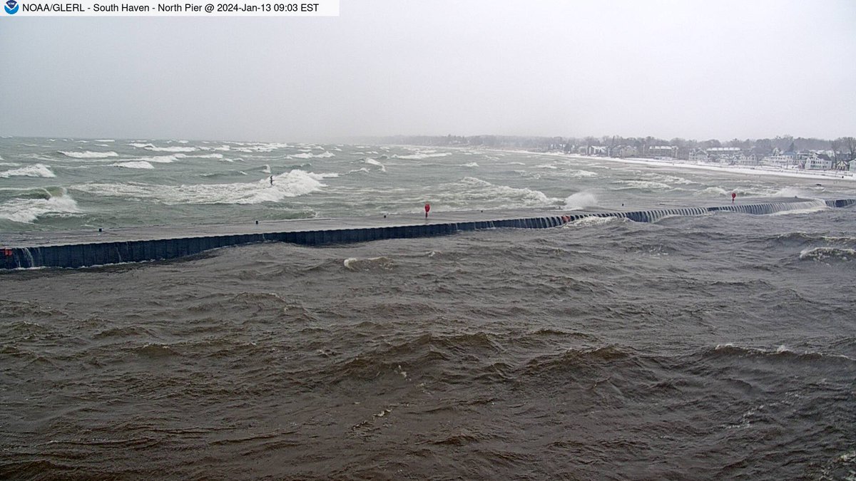 bsteffen's tweet photo. Here's the South Haven Channel, with waves going over the pier.  Waves are averaging 7 feet at the Muskegon buoy and that number is growing.  Wind at the S. Haven Lighthouse is a steady 41.4 mph with a peak gust of 51.4 mph. #mimx https://t.co/lfPF3pNg5x