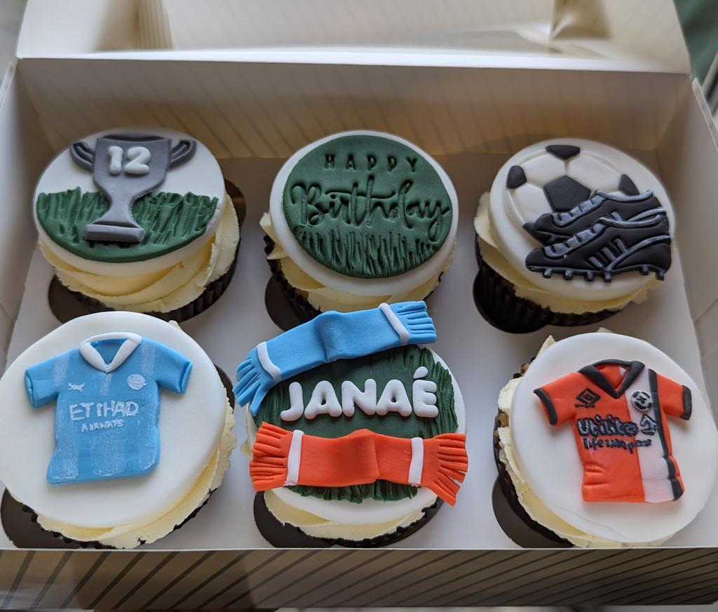 CakesByZozo's tweet photo. Luton Town Football Club cakes are proving popular for this year already! #football #ltfc @LutonTown https://t.co/WQs2h1OhlY