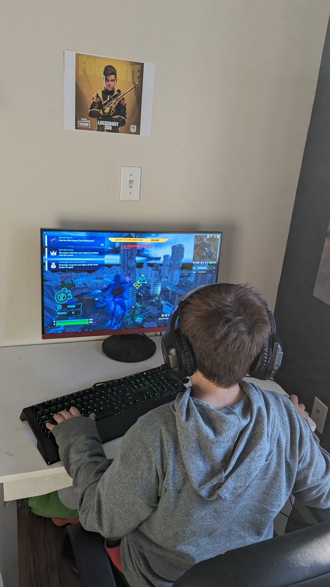 KingSnooch_ttv's tweet photo. @SpikeCollects I'm to busy with work but you know what my son's grinding #Shrapnite https://t.co/UBDEBfIbNd