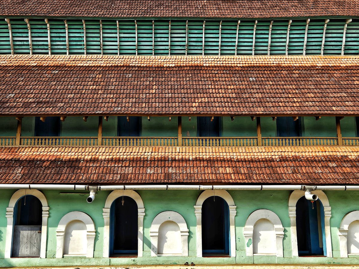 Mishkal Pali Mosque, Calicut, 14thC
built in an entirely local Keralan style by the Zamorin
Battered down by Vasco da Gama
Rebuilt by the Zamorin
Battered down again by Albuquerque
Rebuilt yet again by the Zamorin
even more beautifully.