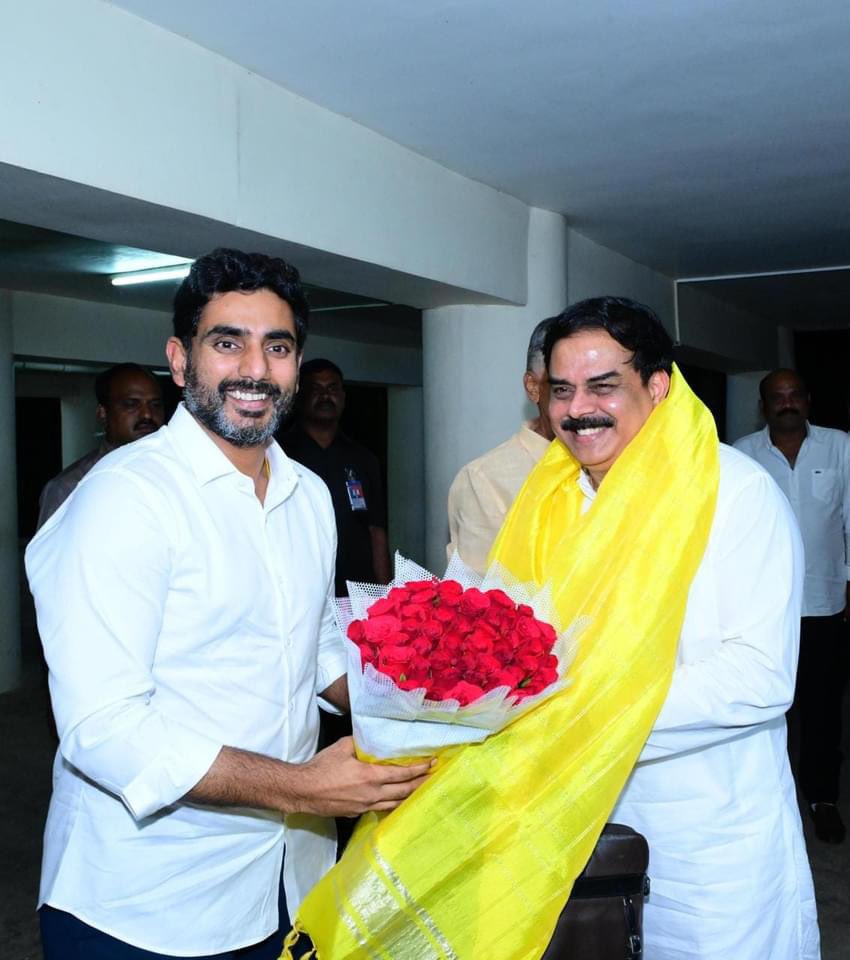 Venu4TDP's tweet image. చంద్రబాబు నాయుడు గారి ఇంటికి వచ్చిన జనసేన అధ్యక్షులు పవన్ కళ్యాణ్ గారు 

తాడేపల్లిలోని చంద్రబాబు నివాసంలో సమావేశం.

ఈ సమావేశంలో పాల్గొన్న మనోహర్ మరియు లోకేష్.