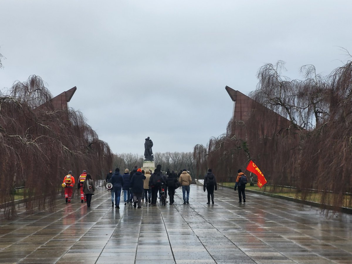 TassiloTimm's tweet image. Gerade Bildungstour am Treptower Ehrenmal

Ewiger Ruhm und Dank der roten Sowjetarmee für die Befreiung Europas vom Faschismus.

Jetzt geht's nach Spandau zur Veranstaltung zu den Perspektiven des palästinensischen Befreiungskampfs

#LLL24 #LLL2024 #LL24 #LL2024