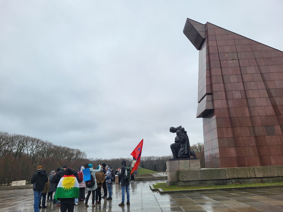 TassiloTimm's tweet image. Gerade Bildungstour am Treptower Ehrenmal

Ewiger Ruhm und Dank der roten Sowjetarmee für die Befreiung Europas vom Faschismus.

Jetzt geht's nach Spandau zur Veranstaltung zu den Perspektiven des palästinensischen Befreiungskampfs

#LLL24 #LLL2024 #LL24 #LL2024