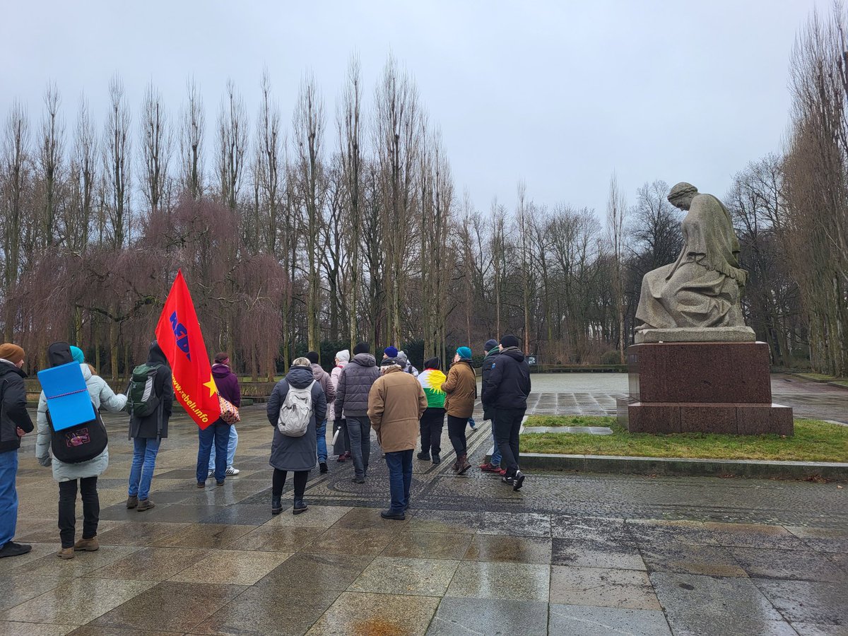 TassiloTimm's tweet image. Gerade Bildungstour am Treptower Ehrenmal

Ewiger Ruhm und Dank der roten Sowjetarmee für die Befreiung Europas vom Faschismus.

Jetzt geht's nach Spandau zur Veranstaltung zu den Perspektiven des palästinensischen Befreiungskampfs

#LLL24 #LLL2024 #LL24 #LL2024