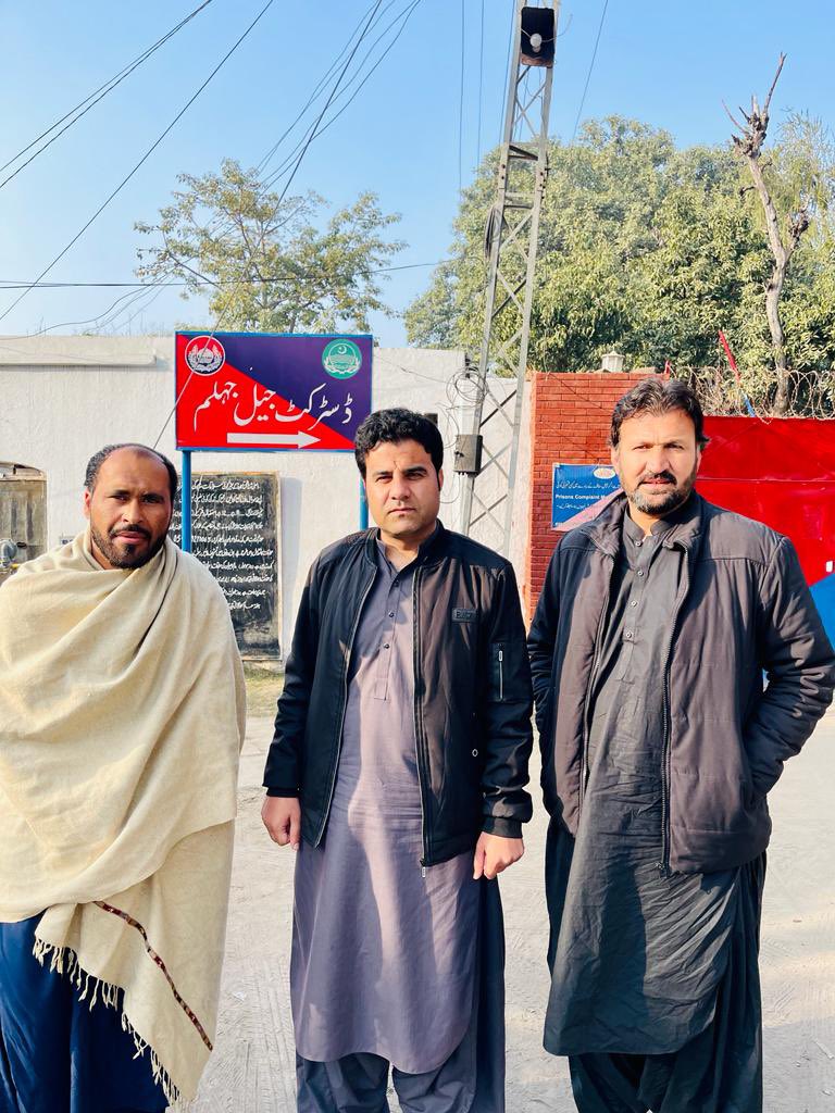 LarawbarNews's tweet photo. مشر  منظور پشتون سره نن د پی ټی اېم جنوبی پښتونخوا د کوارډېنېټر نورباچا او د نورو ملګرو د جهلم جېل کی ملاقات وشو . مشر د قام دپاره په جېل کی دی . هر مراعات ېې رفېوز کړی خو د قام دپاره ازغنه لار خوښه کړه . وېاړ په داسې مشر باندې . 

 #ReleaseManzoorPashteen https://t.co/JOQw9Adc5D