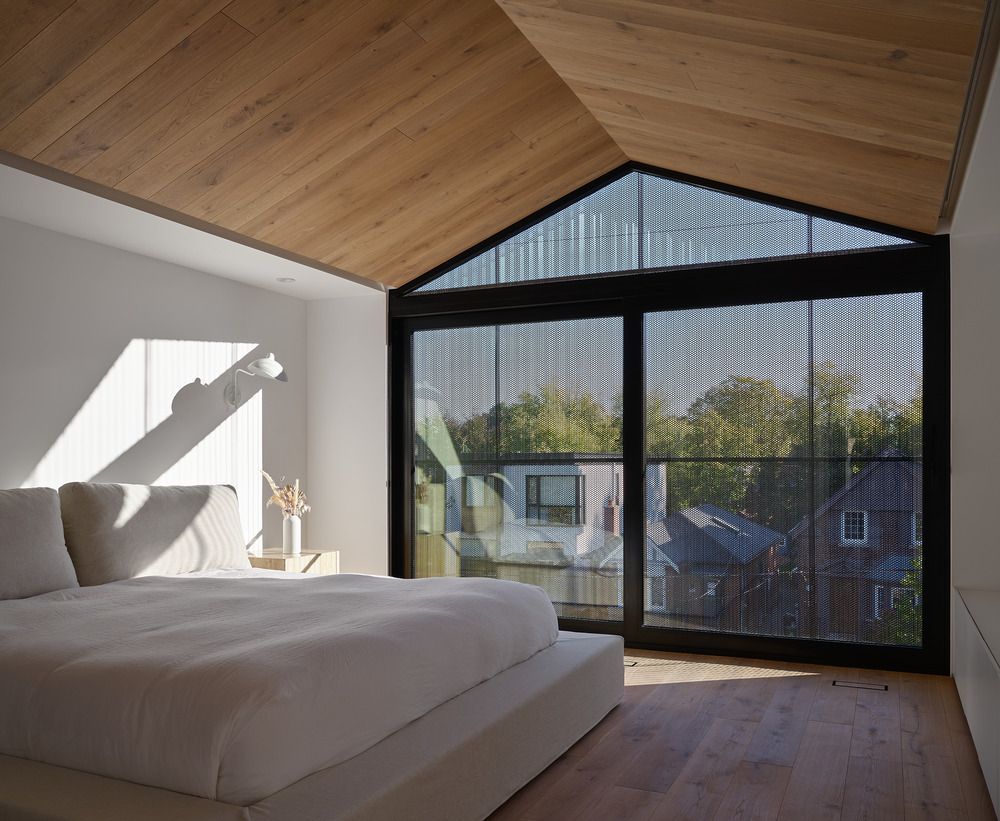 ConstructCanMag's tweet photo. Paradoxical architecture: Toronto house breaks tradition with key residential motif @StudioAC_Arch https://t.co/QG618ZmtXN #cladding #Everden #gabled #roof #metal #news #residentialarchitecture #StudioAC https://t.co/GAs9Uaj3A9