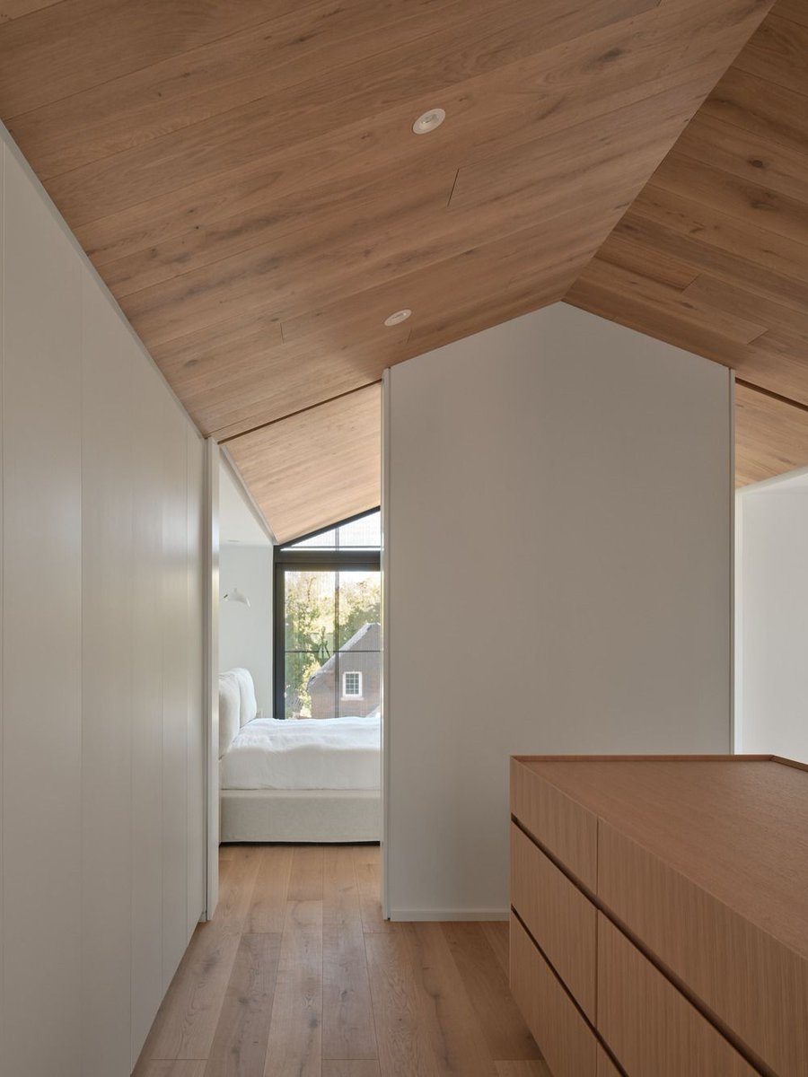 ConstructCanMag's tweet photo. Paradoxical architecture: Toronto house breaks tradition with key residential motif @StudioAC_Arch https://t.co/QG618ZmtXN #cladding #Everden #gabled #roof #metal #news #residentialarchitecture #StudioAC https://t.co/GAs9Uaj3A9