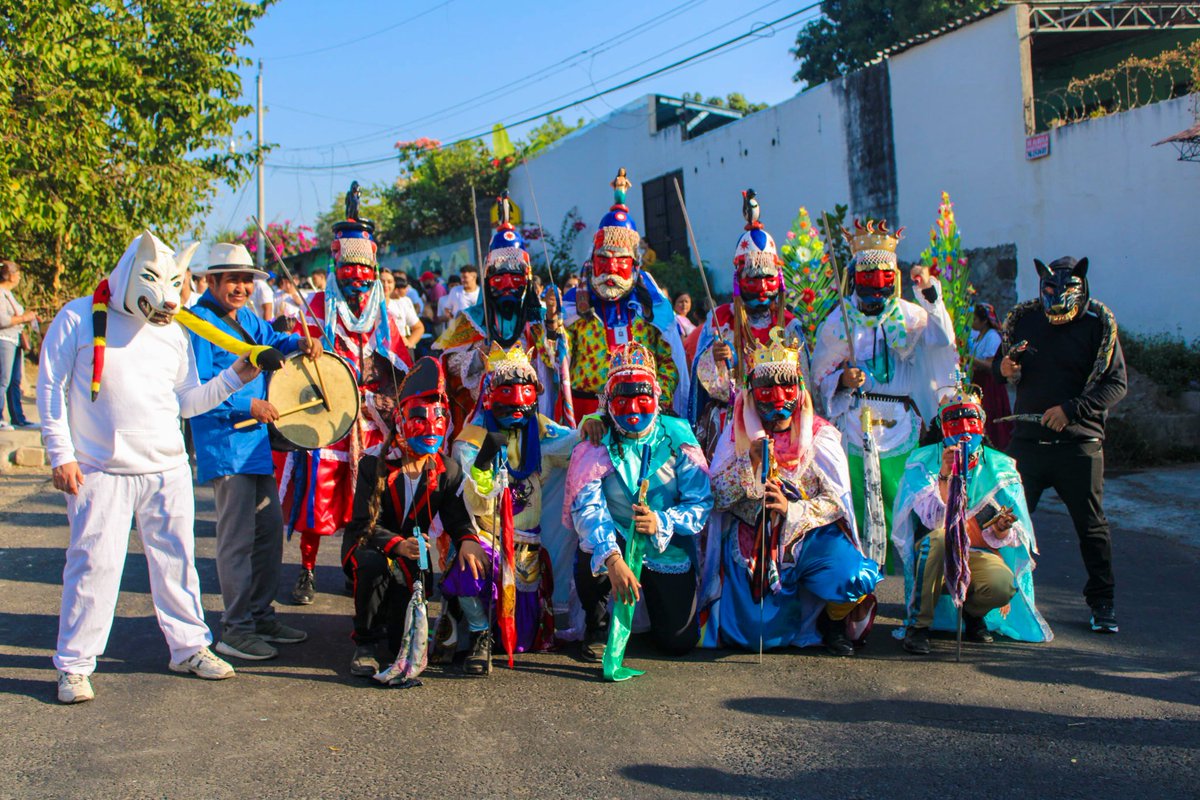 A minutos de iniciar nuestro gran Desfile Del Correo en el Barrio San Sebastián. 💯💙