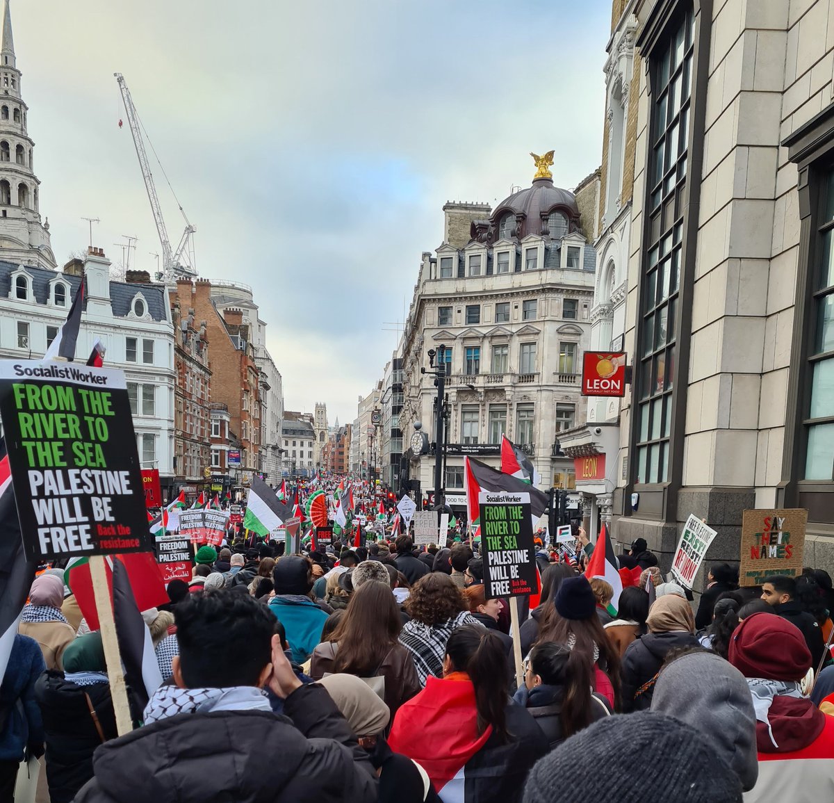 Against a backdrop of drums, helicopters and the January chill, people from all over the UK are in London to call for a free Palestine 🇵🇸 #GazaGlobalAction #CeasefireNOW #StopBombingGaza #StopBombingYemen #stopbombingpalestine