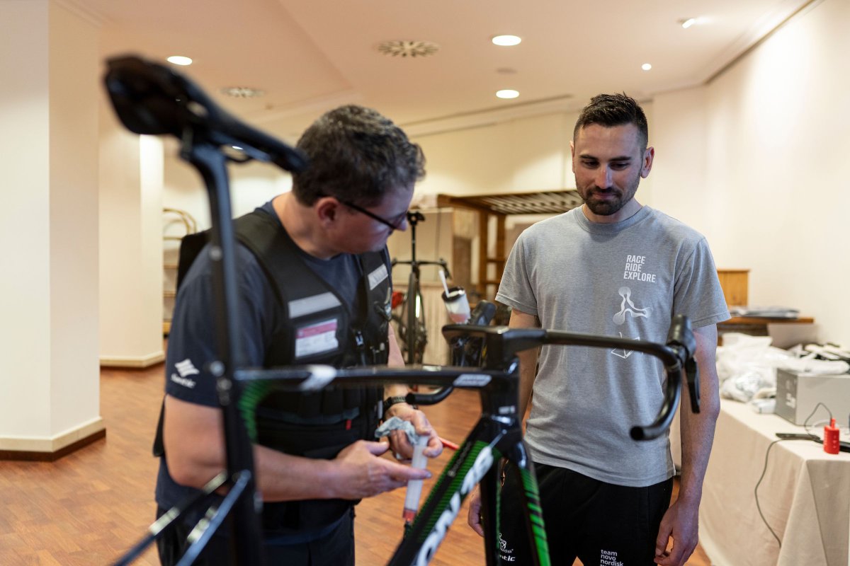 teamnovonordisk's tweet photo. Behind the scenes bike building. @andreaperon88 seems excited about his new @Argon18bike #SumPro 😍 https://t.co/5lPdjUYHaD