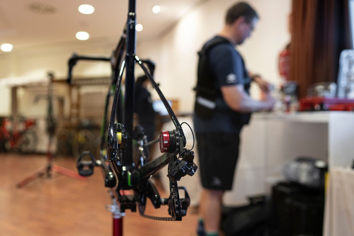 teamnovonordisk's tweet photo. Behind the scenes bike building. @andreaperon88 seems excited about his new @Argon18bike #SumPro 😍 https://t.co/5lPdjUYHaD