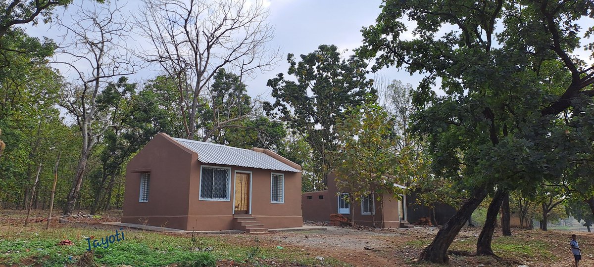 jayotibanerjee's tweet photo. No these are not our Tourist Huts..
The 1st building is our #ForestGuard Quarter 
Next to it is #DhalaphataProtectionCamp
#DCFGugamal @SolankeSumant has repaired old dilapidated quarters in even remotest of Melghats!
&amp;Fenced with attached Toilet &amp; Solar unit
#MelghatTigerReserve https://t.co/vt8WOePRDt