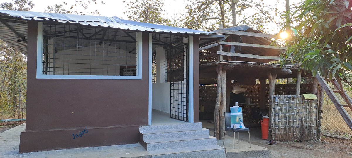 jayotibanerjee's tweet photo. No these are not our Tourist Huts..
The 1st building is our #ForestGuard Quarter 
Next to it is #DhalaphataProtectionCamp
#DCFGugamal @SolankeSumant has repaired old dilapidated quarters in even remotest of Melghats!
&amp;Fenced with attached Toilet &amp; Solar unit
#MelghatTigerReserve https://t.co/vt8WOePRDt