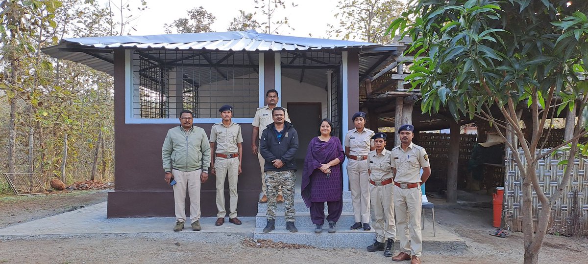 jayotibanerjee's tweet photo. No these are not our Tourist Huts..
The 1st building is our #ForestGuard Quarter 
Next to it is #DhalaphataProtectionCamp
#DCFGugamal @SolankeSumant has repaired old dilapidated quarters in even remotest of Melghats!
&amp;Fenced with attached Toilet &amp; Solar unit
#MelghatTigerReserve https://t.co/vt8WOePRDt