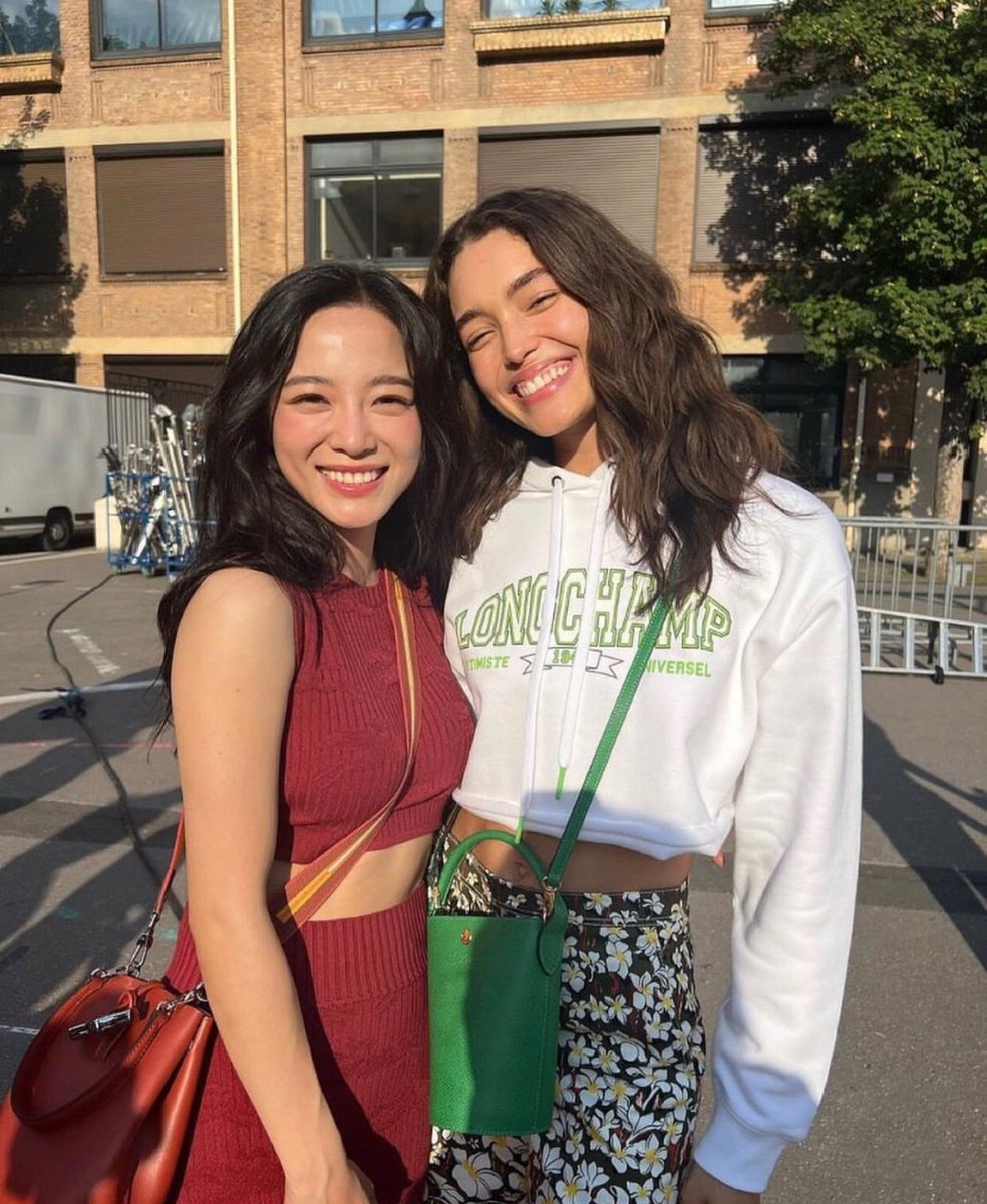 세정 &amp; 롱샴 모델분..🥰
오늘 처음 봤는데 유독 햇살같이 나왔네 언제 놓친걸까..