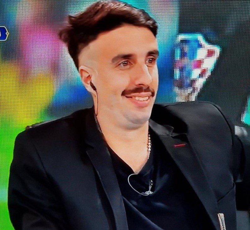 zeuklove's tweet photo. *Me dejo el bigote*

A quien me parezco // a quien me                             quiero parecer https://t.co/hW6xDfhhow